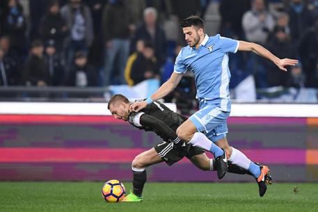 Lazio's Wesley Hoedt (R) and Milan's Gerard Deulofeu in action during the Italian Serie A soccer match SS Lazio vs AC Milan at Olimpico stadium in Rome, Italy, 13 February 2016. ANSA/ALESSANDRO DI MEO